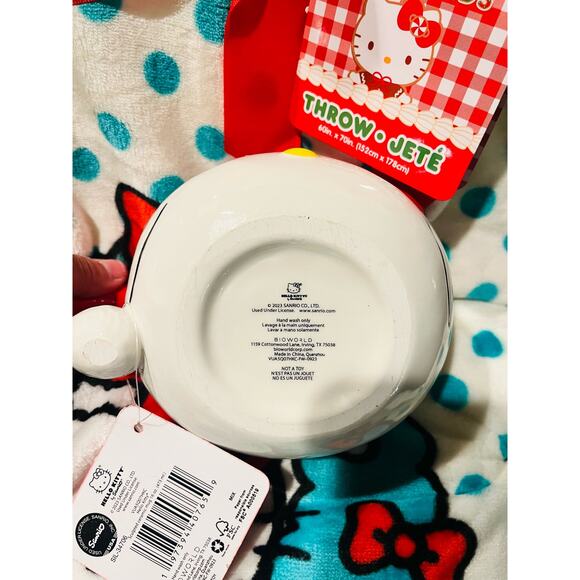 Hello Kitty Christmas 60* 70 throw Hello kitty face mug 16 and gift wrap bundle - Picture 5 of 10